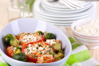 ahşap masa yakın çekim ıslak zeminde dolması domates