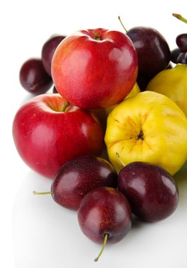 Ayvaları elma ve Erik üzerinde beyaz izole