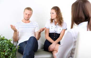 Aile psikologu resepsiyonunda sorunları olan genç bir çift.