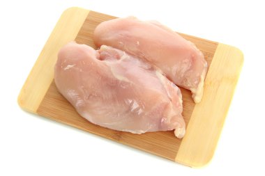 çiğ tavuk eti üzerinde beyaz izole kesme tahtası üzerinde