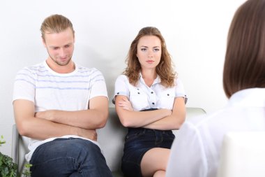 Aile psikologu resepsiyonunda sorunları olan genç bir çift.