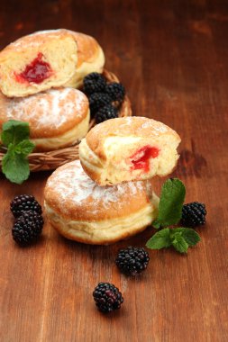 ahşap masa üzerinde meyveleri ile lezzetli börekler