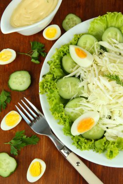 yumurta, lahana ve salatalık ahşap masa üstünde lezzetli salata