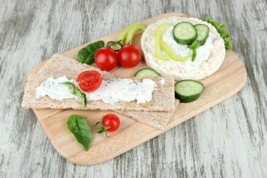 ahşap zemin üzerinde sebze ile lezzetli crispbreads