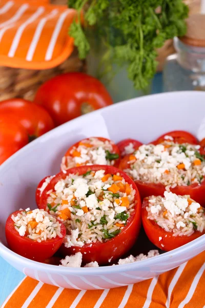 Tomates farcies dans un bol sur une table en bois close-up — Photo