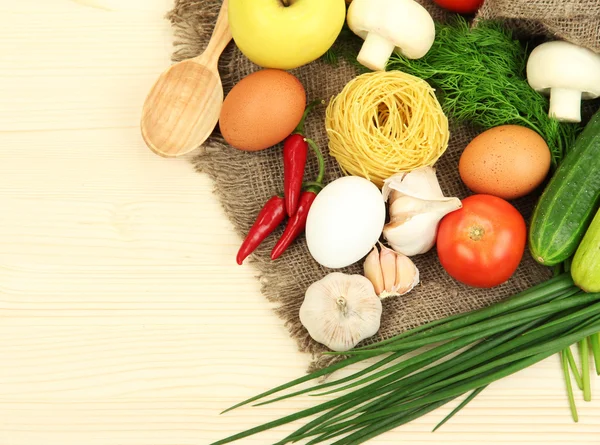 Vaření koncepce. potraviny na dřevěný stůl — Stock fotografie