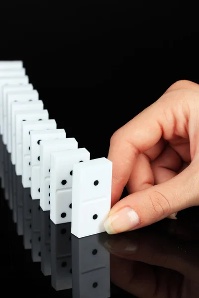 Mão jogar dominó isolado no preto — Fotografia de Stock