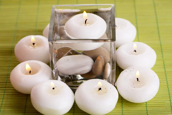 Vaso decorativo com velas em mesa de madeira close-up — Fotografia de Stock
