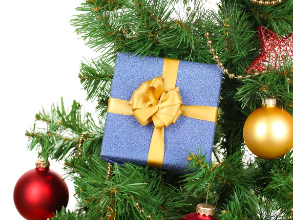 Present på julgran isolerad på vit — Stockfoto