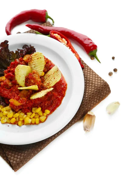 Chili Mais Carne - traditionelles mexikanisches Essen, auf weißem Teller, auf Serviette, isoliert auf weißem Teller — Stockfoto