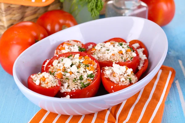 Tomates recheados em tigela em mesa de madeira close-up — Fotografia de Stock