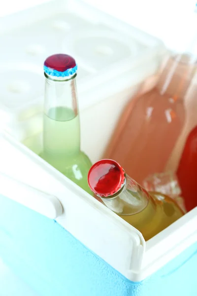 Bebidas en botellas de vidrio en mini nevera de cerca —  Fotos de Stock