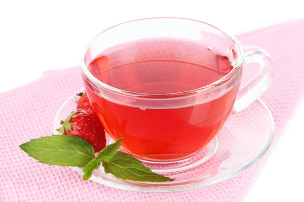 Ceai delicios de căpșuni pe masă pe fundal alb — Fotografie, imagine de stoc