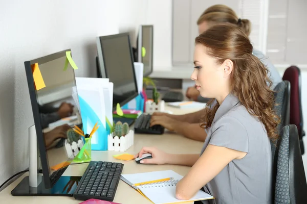 Empresários no local de trabalho — Fotografia de Stock