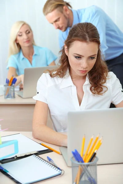 Personal de oficina es durante el trabajo en el lugar de trabajo — Foto de Stock