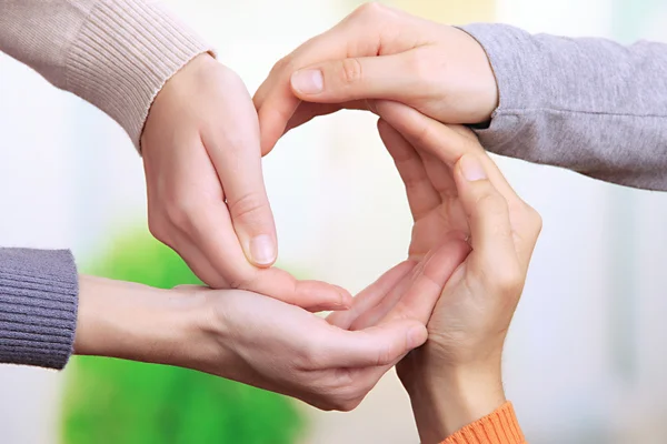 Menschenhände machen Kreis auf hellem Hintergrund — Stockfoto