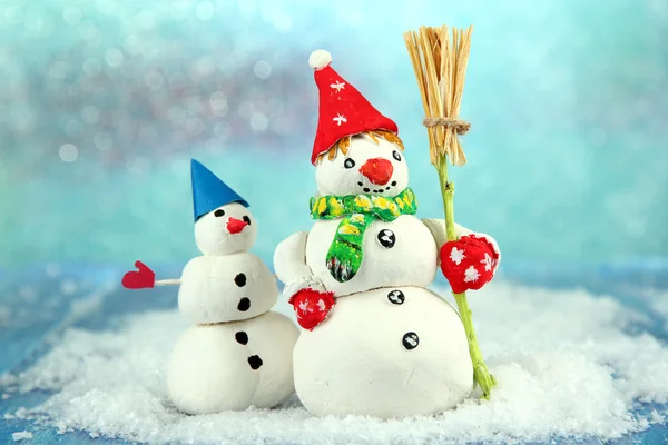 Bonitos bonecos de neve e decoração de Natal, em fundo brilhante — Fotografia de Stock