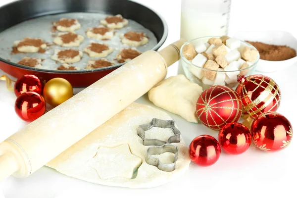 Processo di fabbricazione di biscotti di Capodanno isolati su bianco — Foto Stock