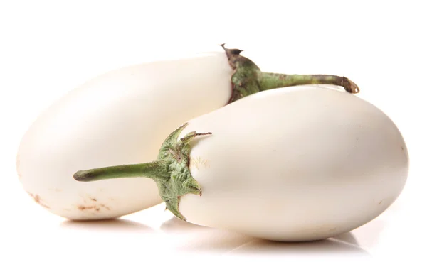 Verse aubergines geïsoleerd op wit — Stockfoto