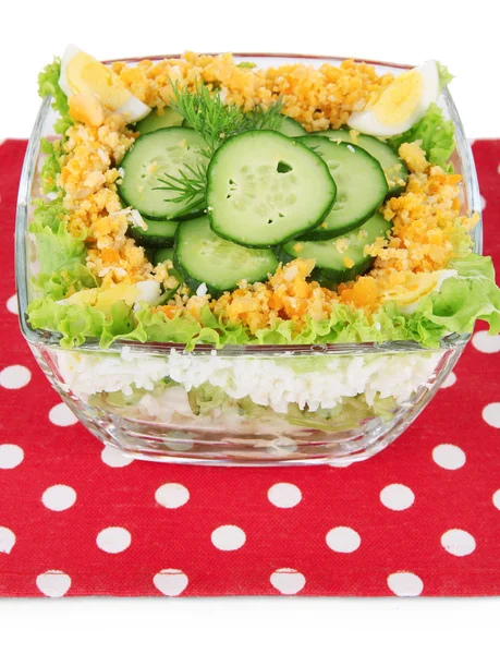 Délicieuse salade aux œufs, chou et concombres, isolée sur blanc — Photo