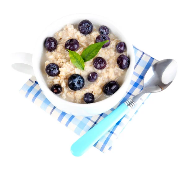 Harina de avena en taza con bayas aisladas en blanco —  Fotos de Stock