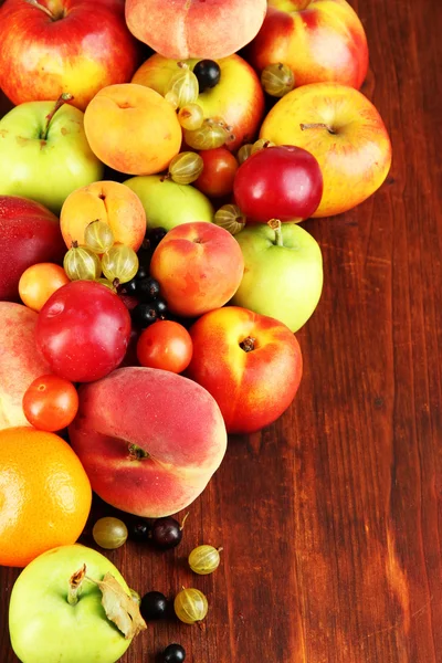 Sortimento de frutas suculentas, em fundo de madeira — Fotografia de Stock