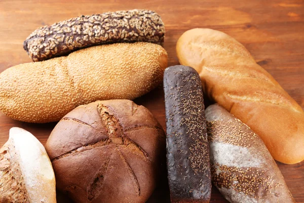Ahşap tahta üzerinde ekmek — Stok fotoğraf