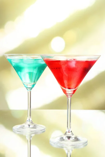 Cocktail su sfondo brillante — Foto Stock