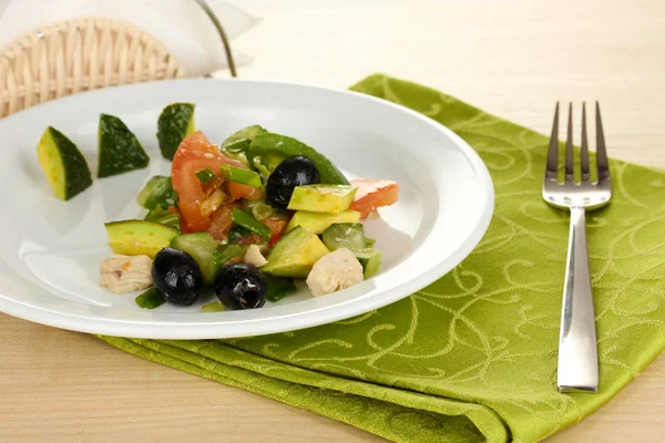 Вкусный салат с авокадо в миске на деревянном столе крупным планом — стоковое фото