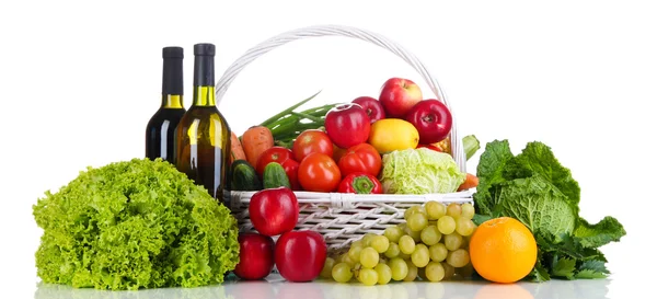 Zusammensetzung mit Gemüse und Obst in Weidenkorb isoliert auf weiß — Stockfoto