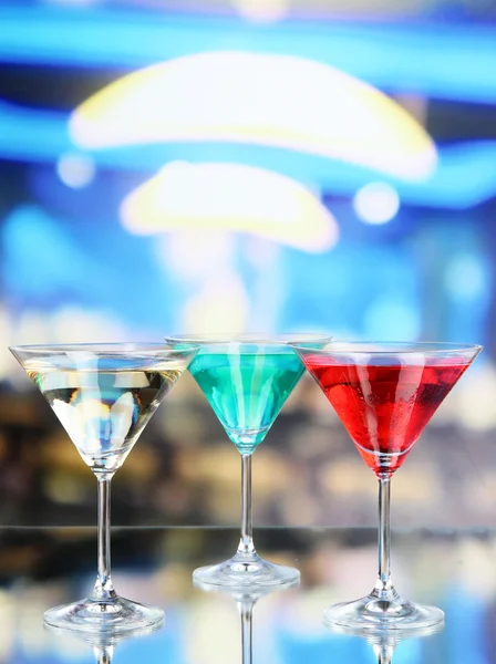 Cocktails sur fond lumineux — Photo