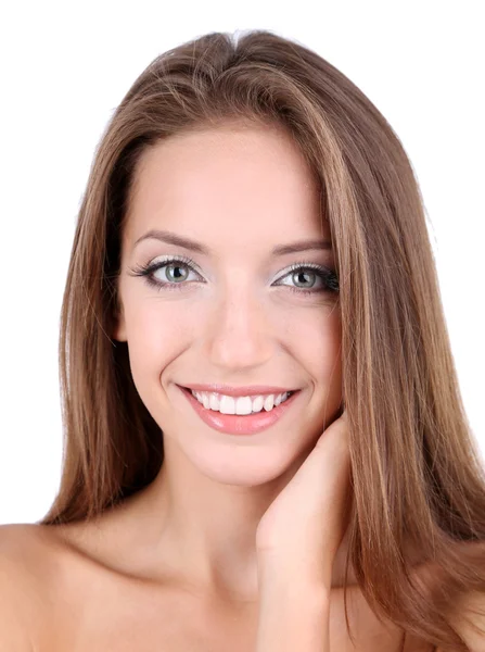 Hermosa chica con maquillaje suave y piel brillante primer plano aislado en blanco — Foto de Stock