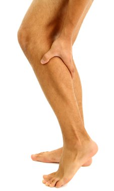 bacak ağrısı, üzerinde beyaz izole genç adamla