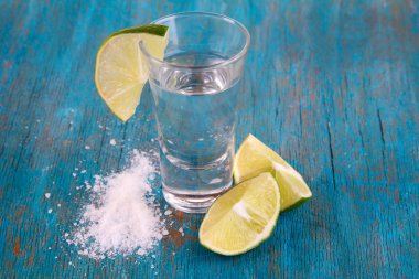 tekila cam üzerinde ahşap masa yakın çekim