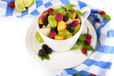 meyve salatası fincan beyaz izole peçete yakınındaki