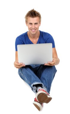 yakışıklı bir delikanlı ile üzerine beyaz izole laptop