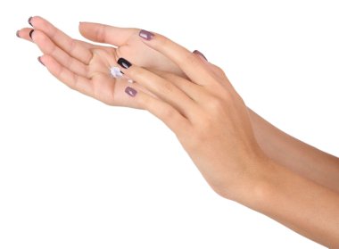 güzel elleri ile üzerine beyaz izole el kremi yakın çekim