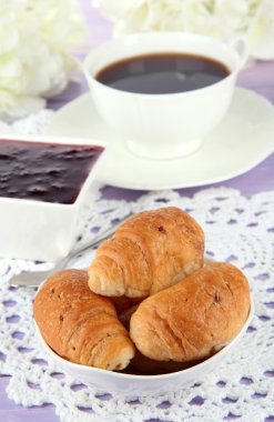 lezzetli croissants ve kahve tablo yakın çekim üzerinde