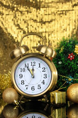 Saat ve yılbaşı süsleri parlak zemin bileşimi