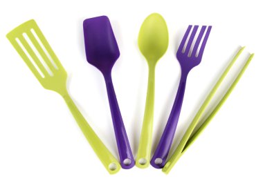 Plastik mutfak eşyaları üzerinde beyaz izole
