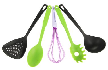 Plastik mutfak eşyaları üzerinde beyaz izole