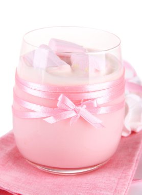 Marshmallow, üzerinde beyaz izole lezzetli yoğurt