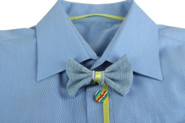 gömlek ile üzerine beyaz izole renkli kelebek yakın çekim