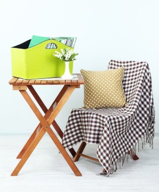 dergi ve klasörleri odasındaki masada yeşil kutunun içinde