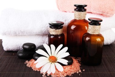 Bambu hasır üzerinde çiçek ile güzel bir spa ayarını kapatın