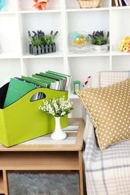 dergi ve başucundaki odasında yeşil kutusundaki klasörler