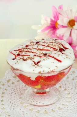 açık renkli tablo üzerinde kase lezzetli reçel