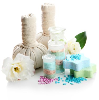 cam şişeler ve bitkisel aromatik tuzları topları üzerinde beyaz izole kaplıca tedavisi için sıkıştırın