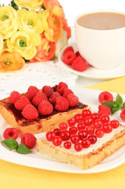 Tablo yakın çekim üzerinde meyveleri lezzetli ekmek