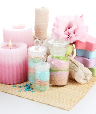 cam şişeler ve bitkisel aromatik tuzları topları bambu mat, üzerinde beyaz izole kaplıca tedavisi için sıkıştırın